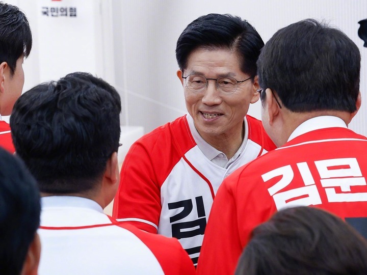 #李在明拟推进恢复朝韩军事热线# 【李在明：若当选总统，将寻求恢复韩朝沟通】#李