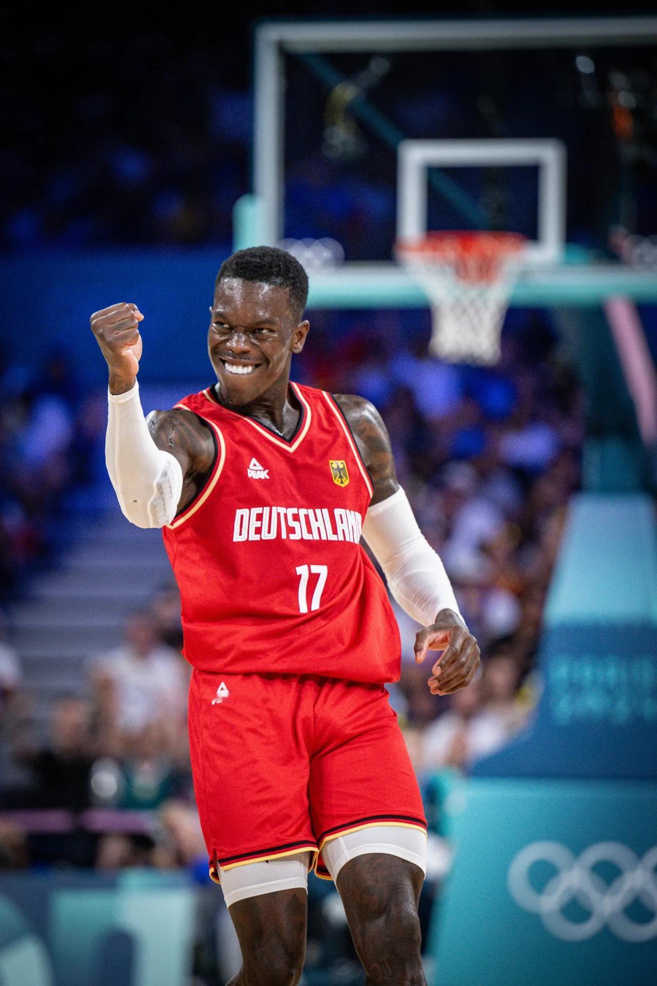 这一夜为什么篮球迷都会提及诺维斯基？
这就不得不提今晚的两场男篮比赛，
1、塞尔