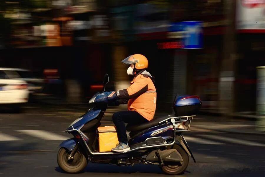 #外卖小哥撞坏保时捷受伤担心赔不起#
       保时捷车主，理论上来说不会差
