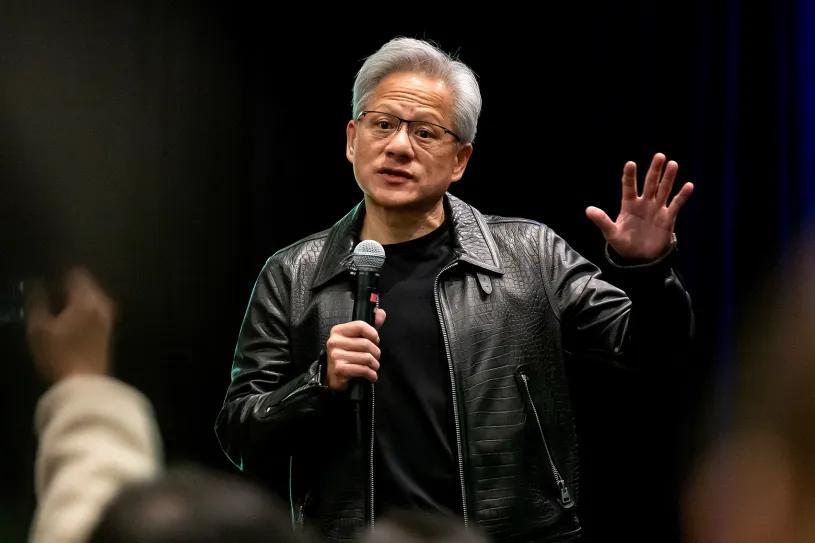 别学黄仁勋穿皮衣，学他“少做决定”的智慧。
英伟达CEO黄仁勋为什么到哪都穿一