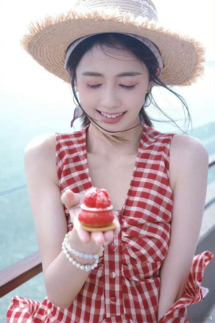 一眼看出白鹿自己化的妆白鹿穿红色就是好看红红火火啊～