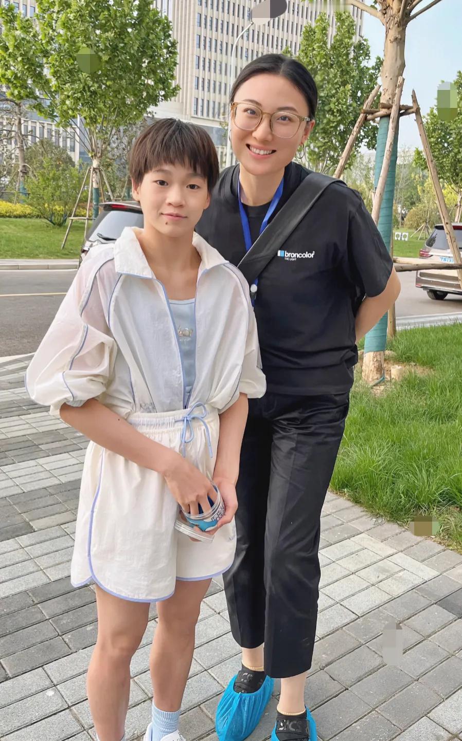 是因为跳水练习的原因吗 感觉女运动员都是倒三角身材诶 还是说这种身材跳水比较好跳