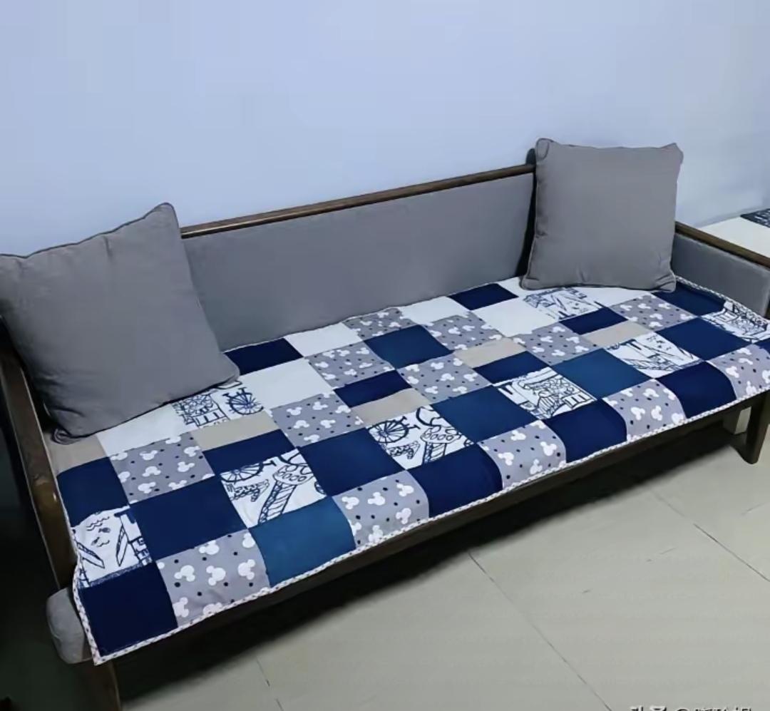 上个月婆婆又把俺和对象不要的旧牛仔裤、衬衫给剪碎了，缝成了新沙发垫。说是花了四天