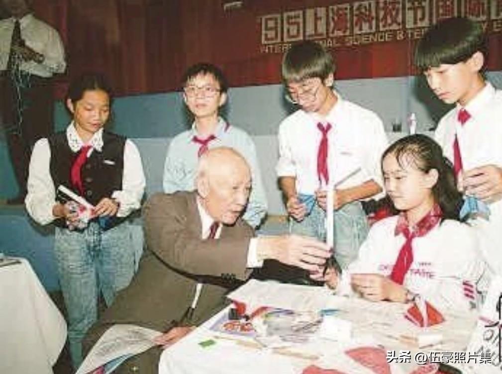 1995年10月20日，朱光亚同志在上海科学会堂观看中学生演示自己动手制作的小火