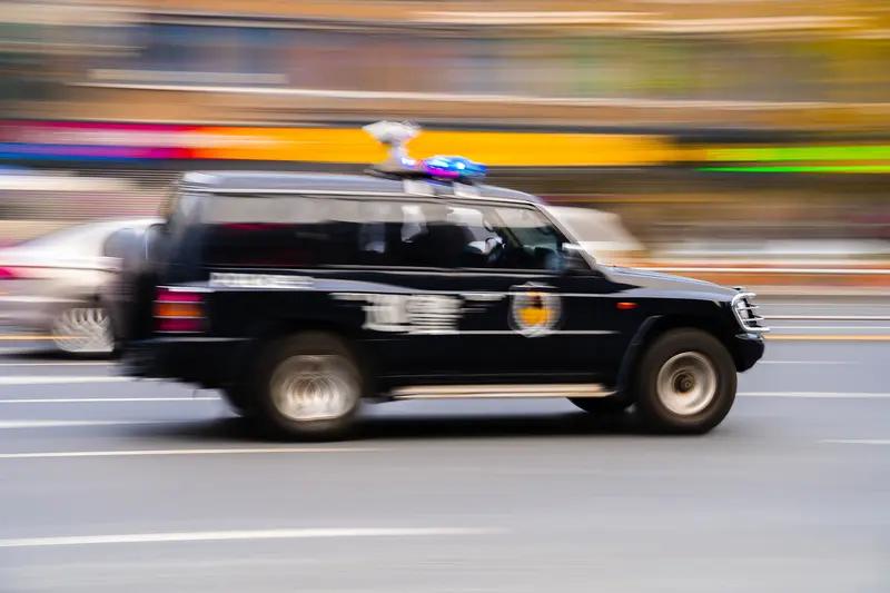 南京一便衣男子被拍下开警车打电话！当地交警回应：罚款50元记3分，未穿制服由其单