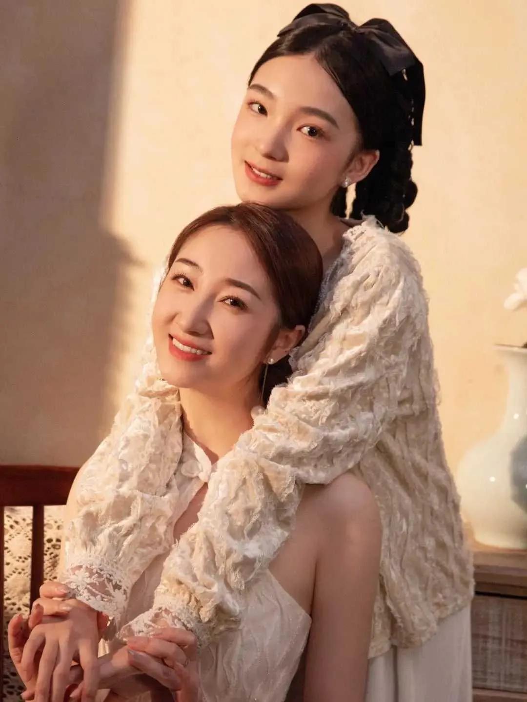 你相信吗？这是一组母女写真照？
在当今社会，颜值的重要性被推向了前所未有的高度。