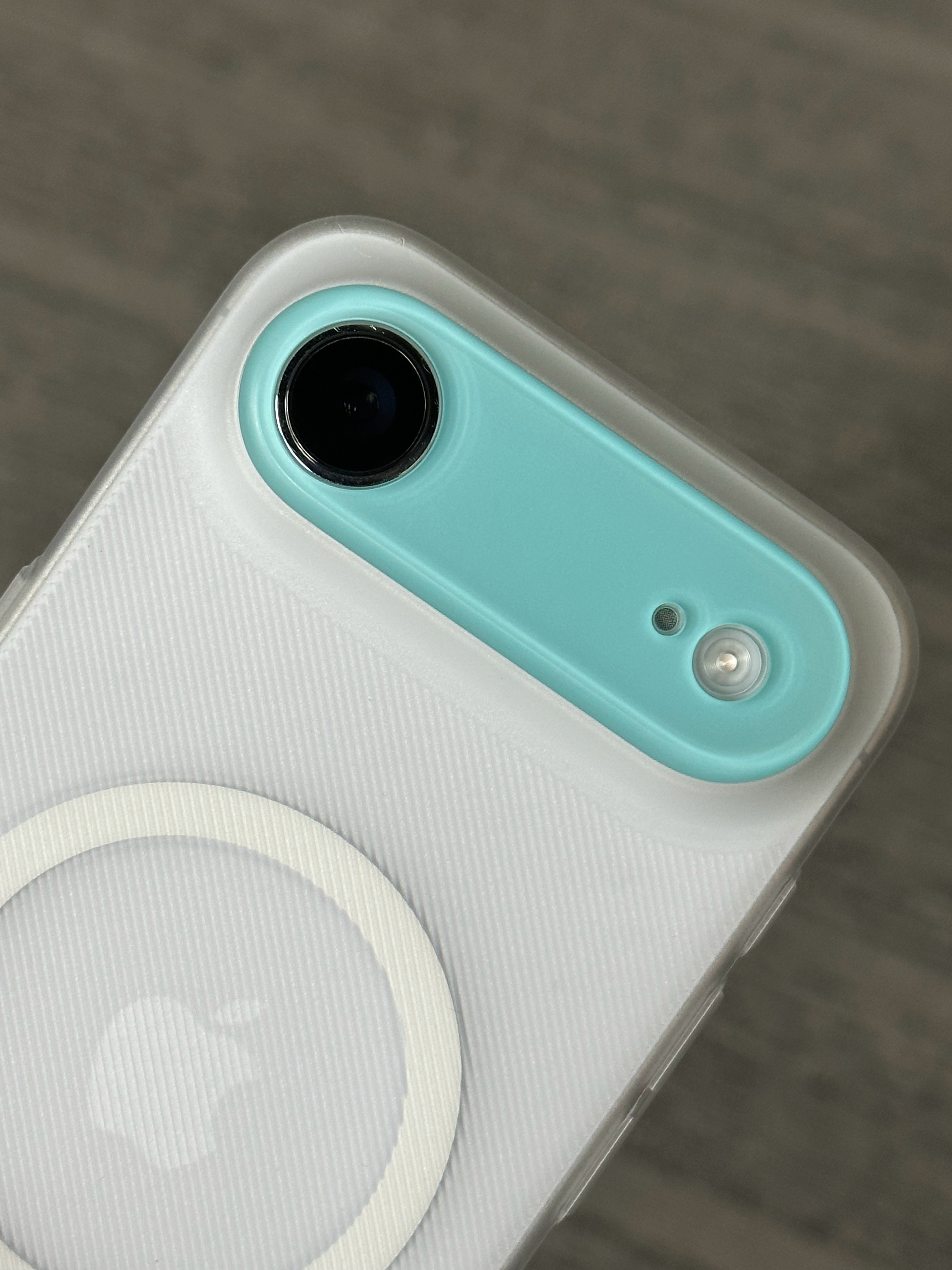 iPhoneair 的超薄 PC 有两个版本，需知悉。图1/2/3是精孔版，图5