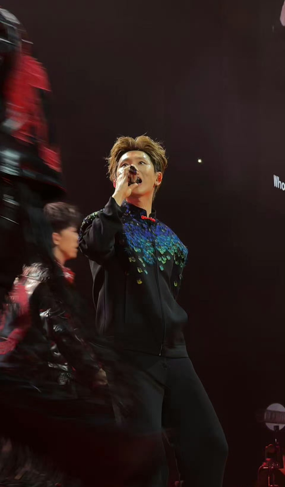 汪苏泷孔雀翎国风造型造型惊艳亮相世巡纽约站！好帅的一套搭配！ 