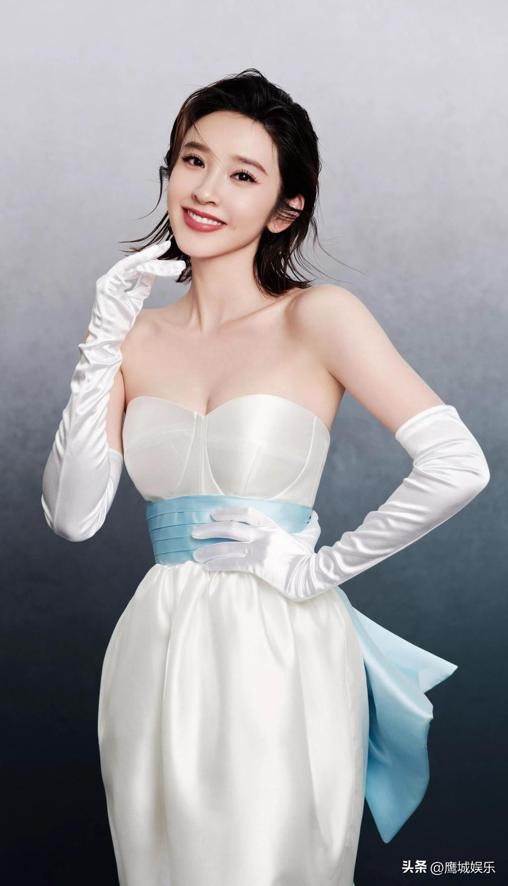 这是什么迪士尼在逃公主！她穿的抹胸裙也太会了——缎面材质自带柔光滤镜，湖蓝色腰封