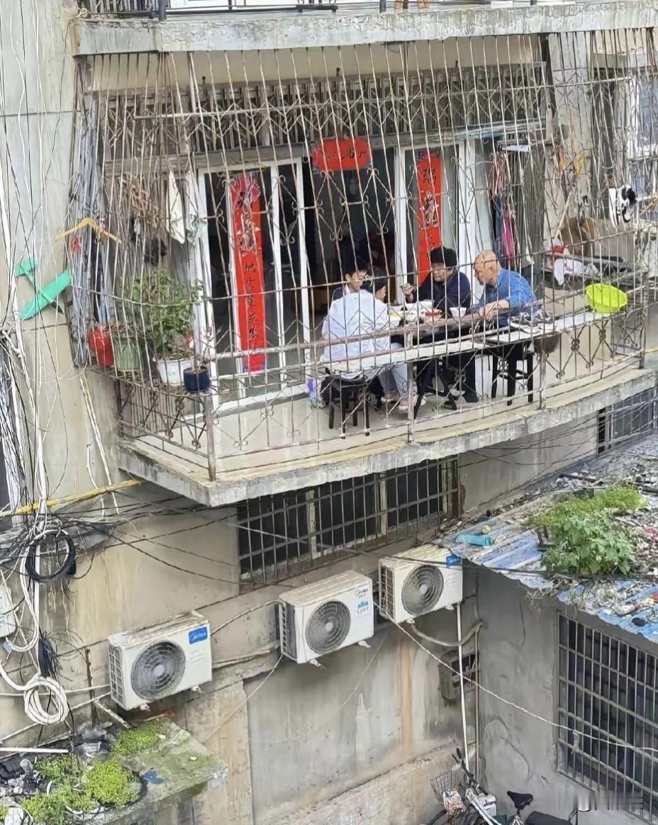 这阳台看似危险，实际上很安全～～全透气设计，很超前。