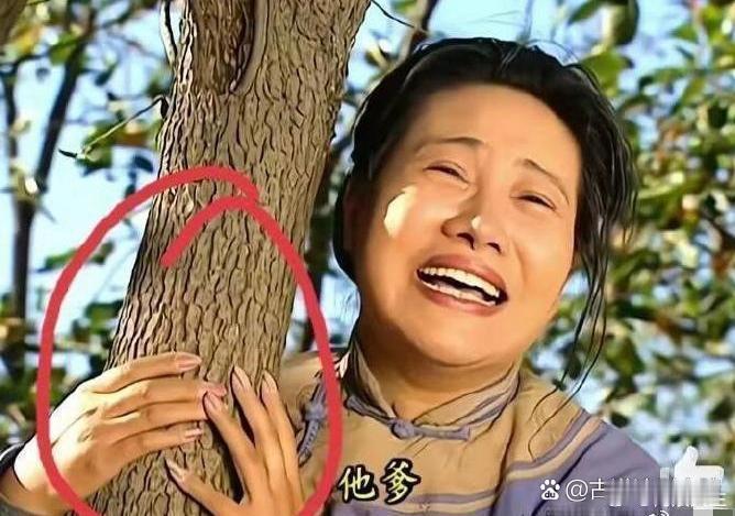 大穿帮，《还珠格格》的农妇竟然做指甲，好时尚。 