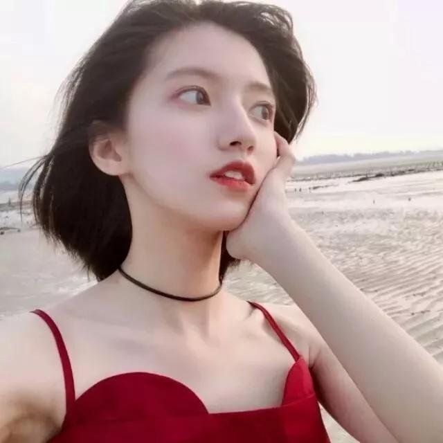 海边少女，微风轻拂，红裙飘飘，沉思中的美丽。海边活力少女 湖边温柔少女 湖边白裙