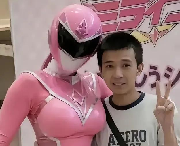 小伙子差点被吓尿了，惊喜瞬间变惊吓。