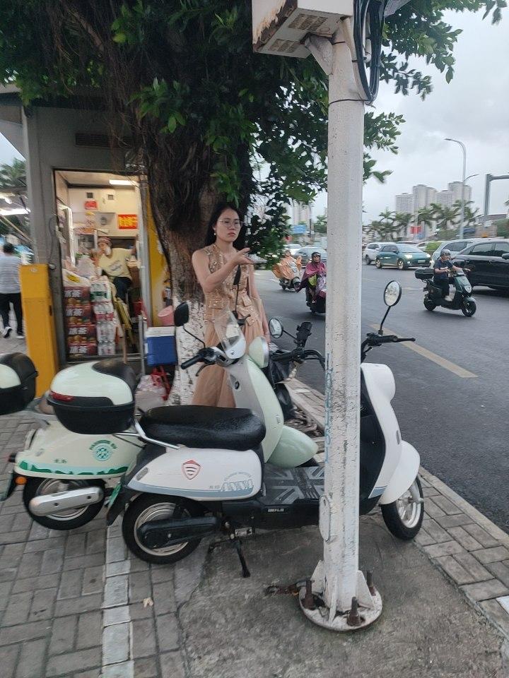 海口骑楼古街，欧式建筑，街边女人和男人