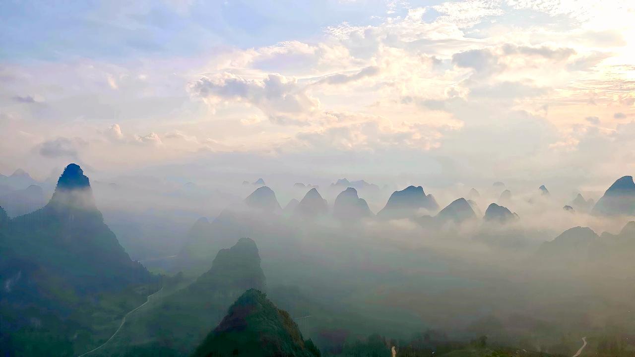 分享云雾笼罩山间美景大美阳朔.馒头寨晨曦。2026.8.22手机摄影