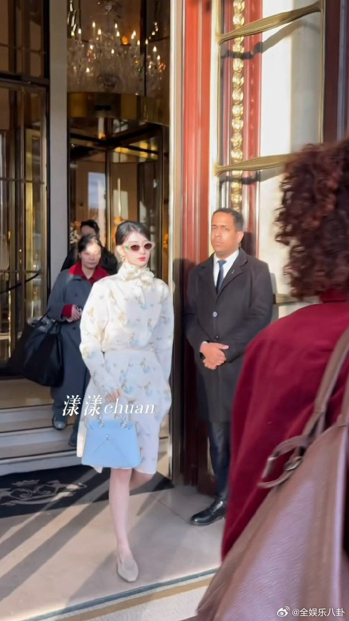 王楚然平底鞋王楚然时装周穿平底鞋真的被王楚然这套巴黎造型戳中，平底鞋搭配简约穿搭