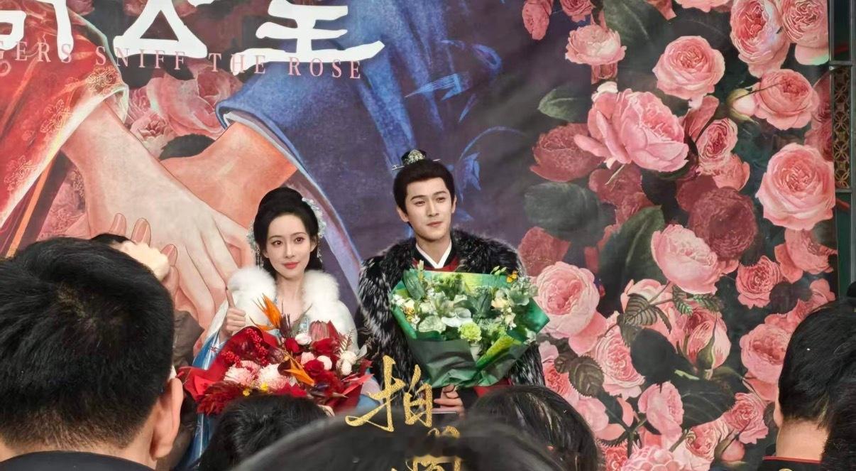 孟子义李昀锐尚公主杀青捧花照孟子义李昀锐尚公主杀青照 杀青快乐，期待《尚公主》