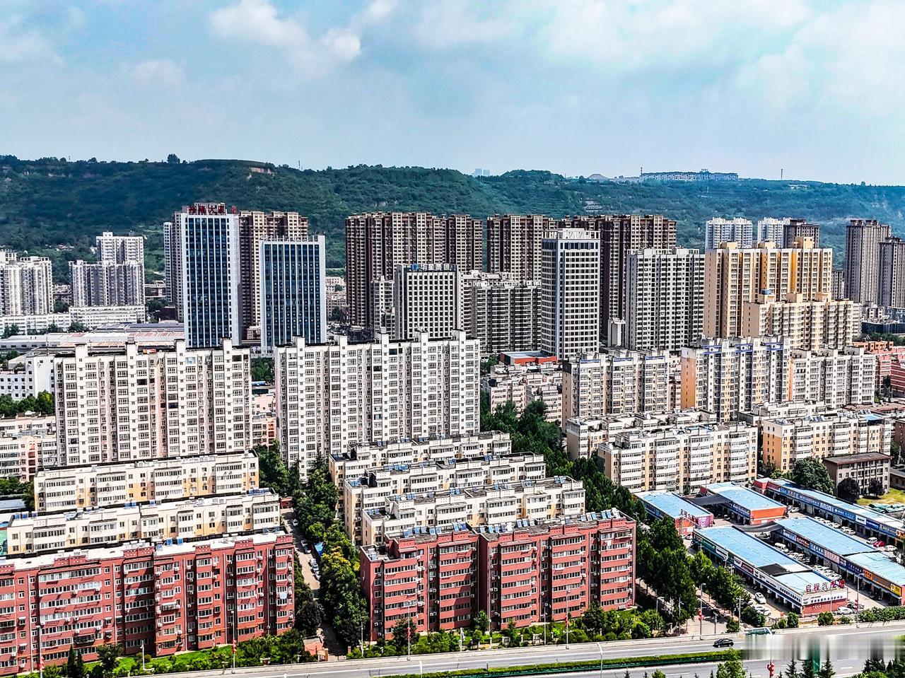 宝鸡北塬的黄土毫不逊于陕北黄土。站在塬上往下看，底下渭河，顶上天，中间的黄土有几