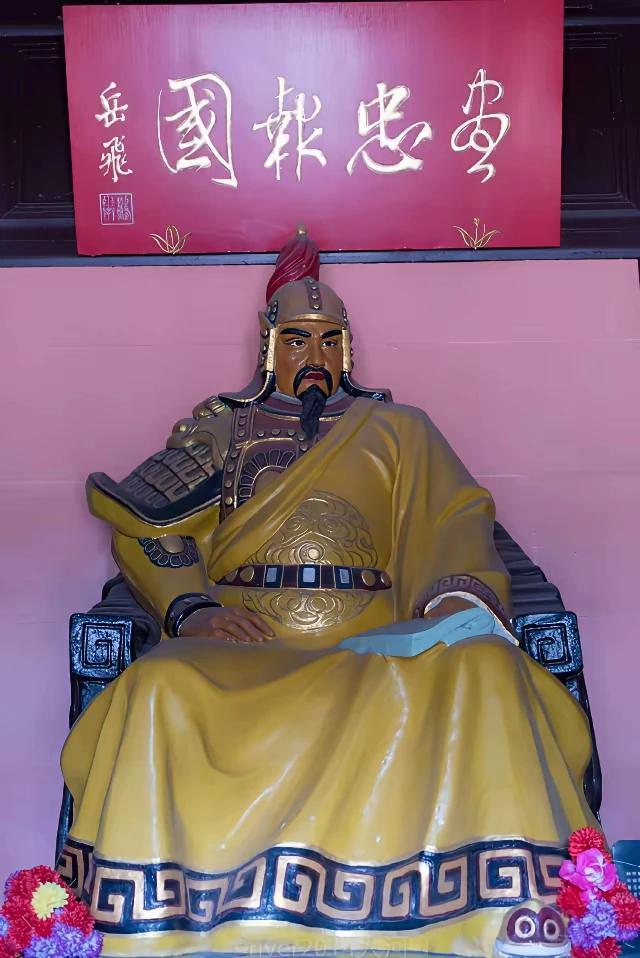 小时候听评书，听到宋高宗连下十二道金牌责令岳飞班师回朝时气愤不已。
   当时想