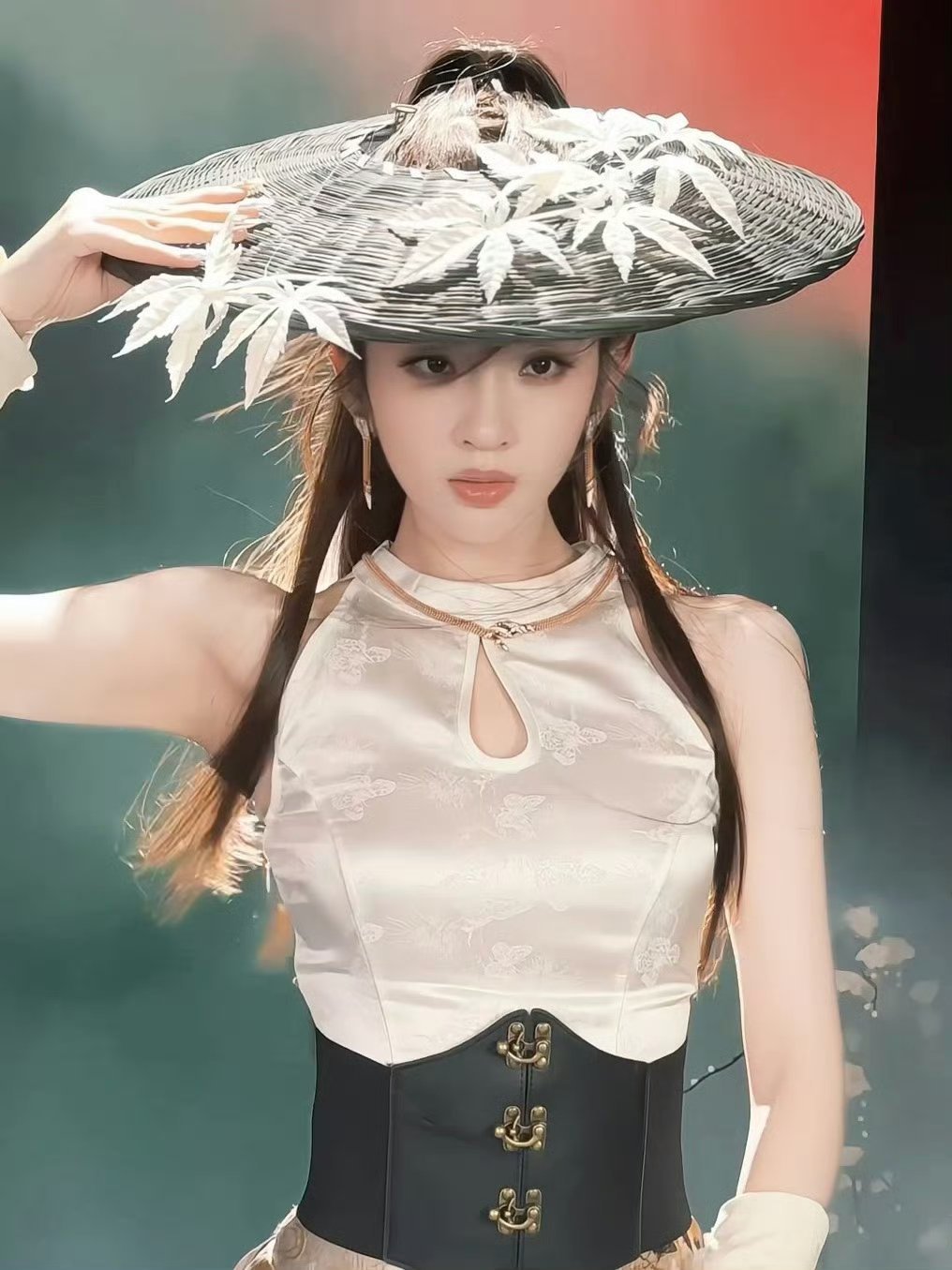 乘风时刻 斗笠藏风月，执剑闯江湖，唐艺昕乘风收官侠女造型，眉眼英气十足，尽显飒爽