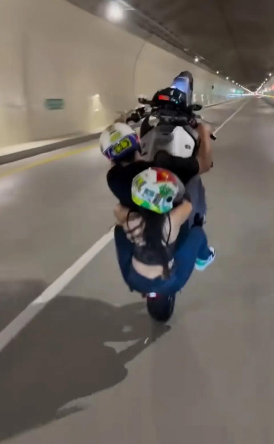 骑摩托车耍酷，摩托车头直立，一个轮子着地跑，一个敢骑，一个敢坐。
最佩服的是后面