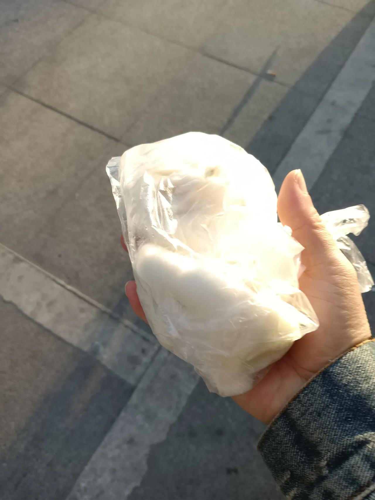 这萝卜肉丝包真不错！今早在湖北省孝感市孝南区金色年华小区附近花3元买了1个青菜包
