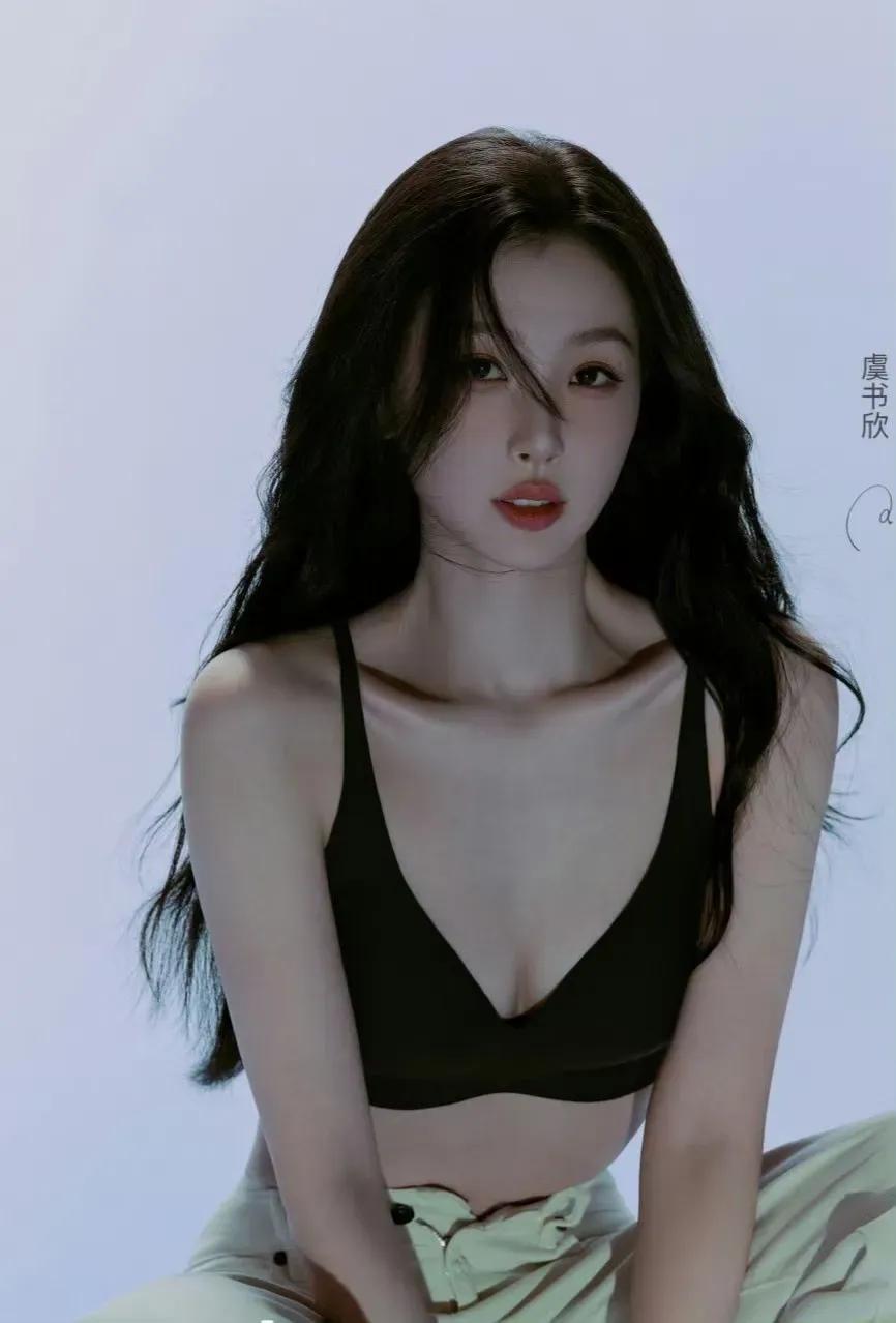 [送心]虞书欣🆚张婧仪[玫瑰]，年岁到了，风格会自然而然偏向于——性感[爱慕]
