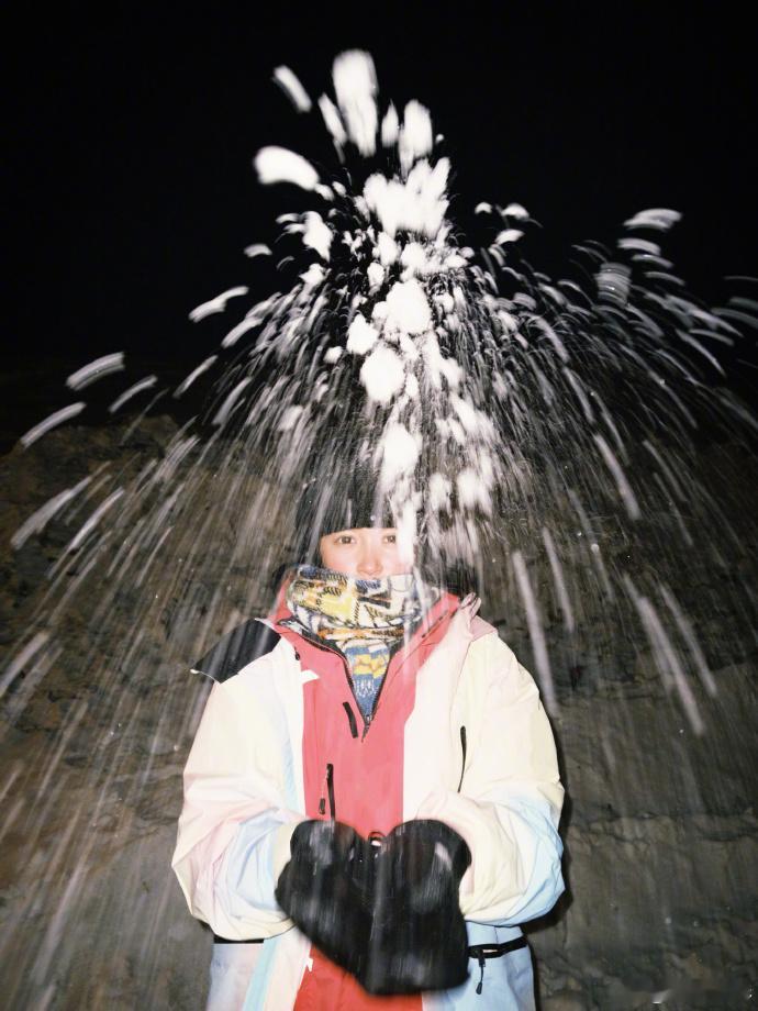 关晓彤怎么变回小时候了关晓彤妈粉过年了 看完关晓彤发的吃糖葫芦照片被萌得反复观看