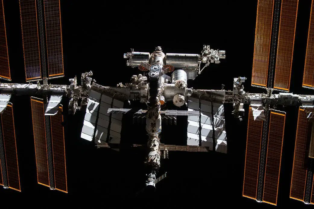 NASA发布国际空间站空气泄漏问题最新情况国际空间站“星辰”号服务舱转移通道自2