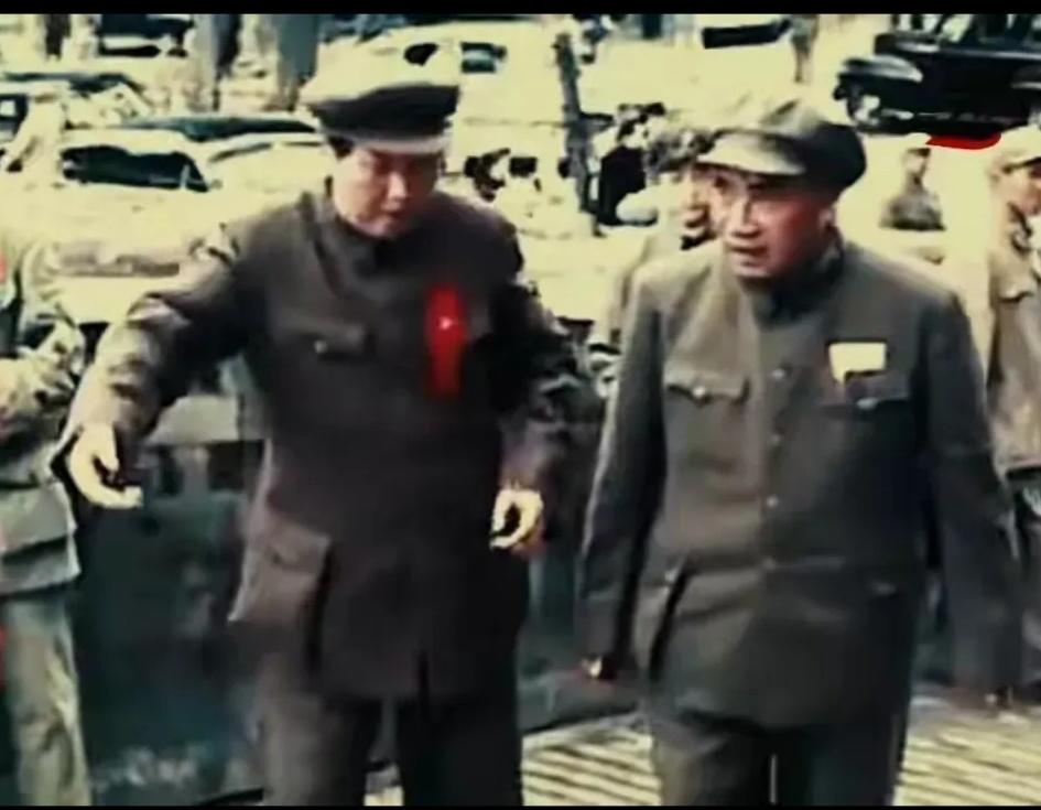 毛主席伸手为朱老总引路，二人一同登上城楼，同心见证开国盛典。

毛主席特意伸出手