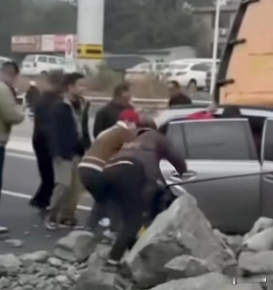 烟台宝马女教师为啥让人这么心疼

她是44岁职校老师，平时爱分享俩孩子学舞蹈的日