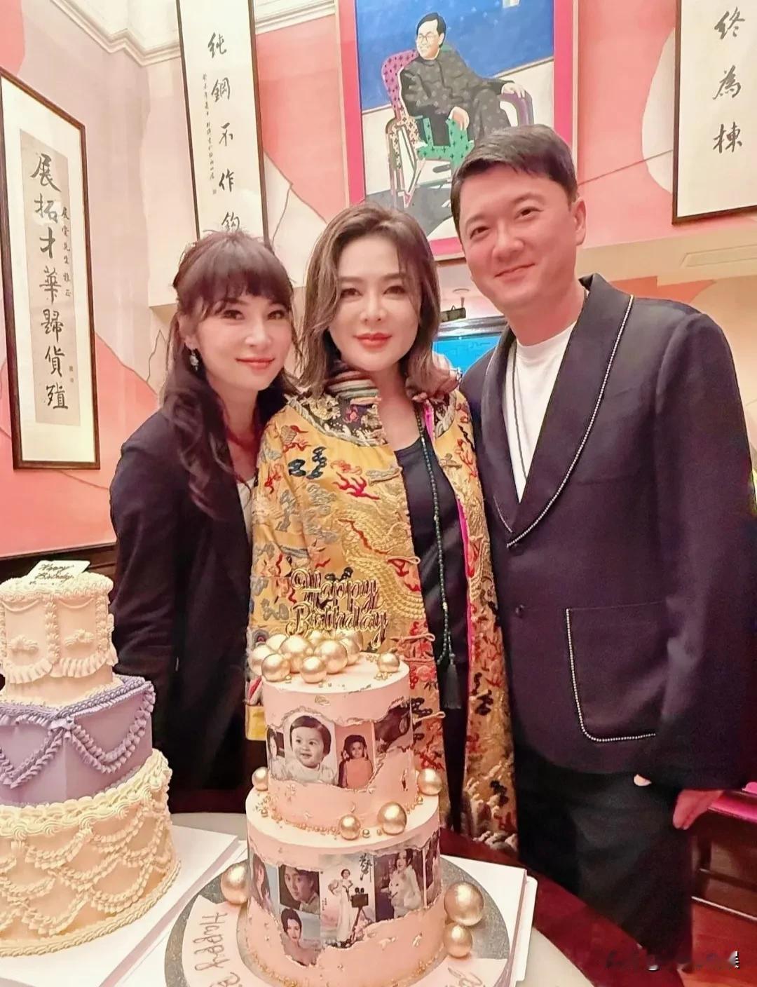 岁月是不是对关之琳特地开了滤镜啊？！
9月24日，是关之琳的63岁生日，她和朋友