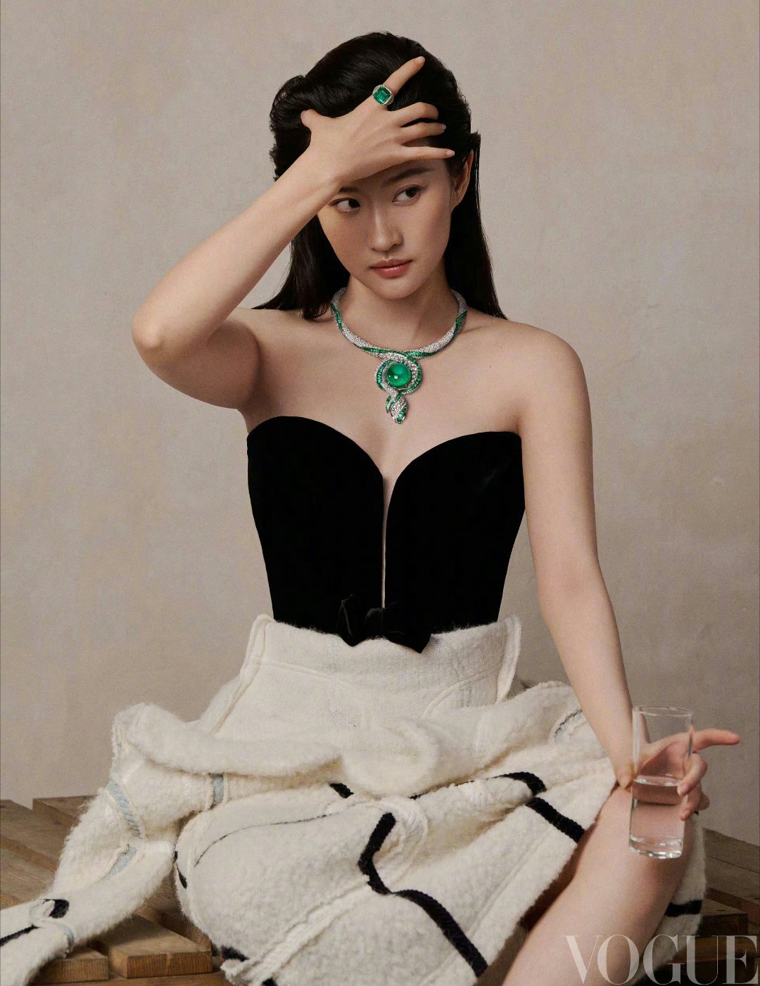#刘亦菲这组图几乎没修#刘亦菲亲自去盯自己的杂志修图被嘲了，刘冲下场解释：“这组