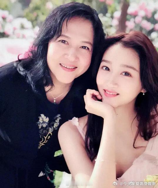 妈呀 关晓彤跟妈妈长得越来越一样了 