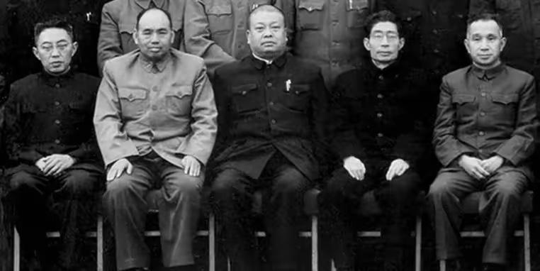 我敢打赌，照片中，一众开国元勋，如果你认识三个以上，算我输！