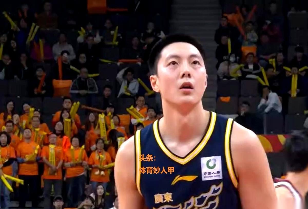 35分49秒，全队上场时间第一。
球砸到胡明轩手里，一个黄金般的三打一快攻，整个