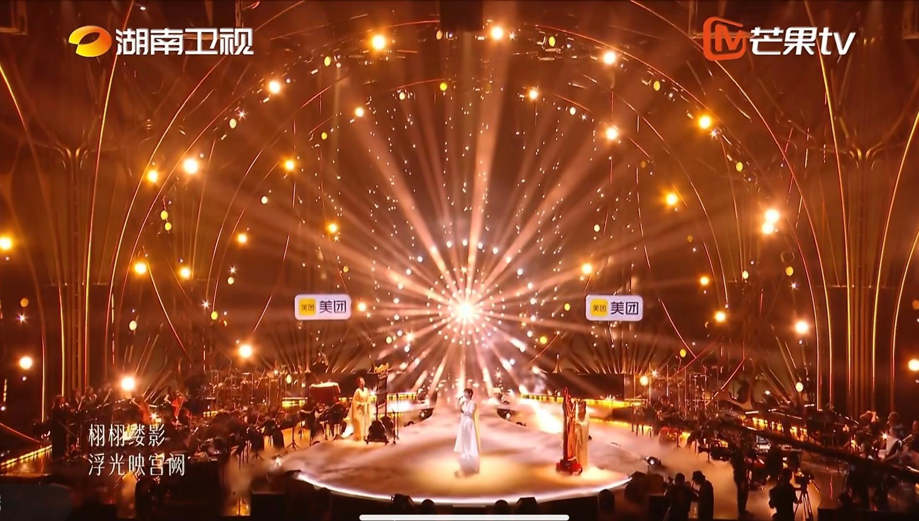 这一幕光亮起来的“一刹那”真的很美很震撼，电视上不及万分之一，好想把我看过这一幕