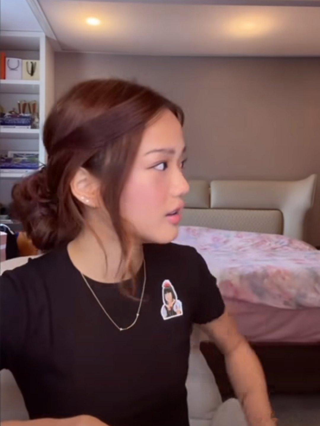 钟丽缇二女儿藏电子烟感觉孩子一瞬间被吓呆了直接幻视读书的时候藏手机所以为啥现在小