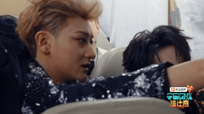 刘耀文自拍技术全靠脸撑着黄子韬想掌镜刘耀文不让宇宙闪烁请注意 《宇宙闪烁请注意》