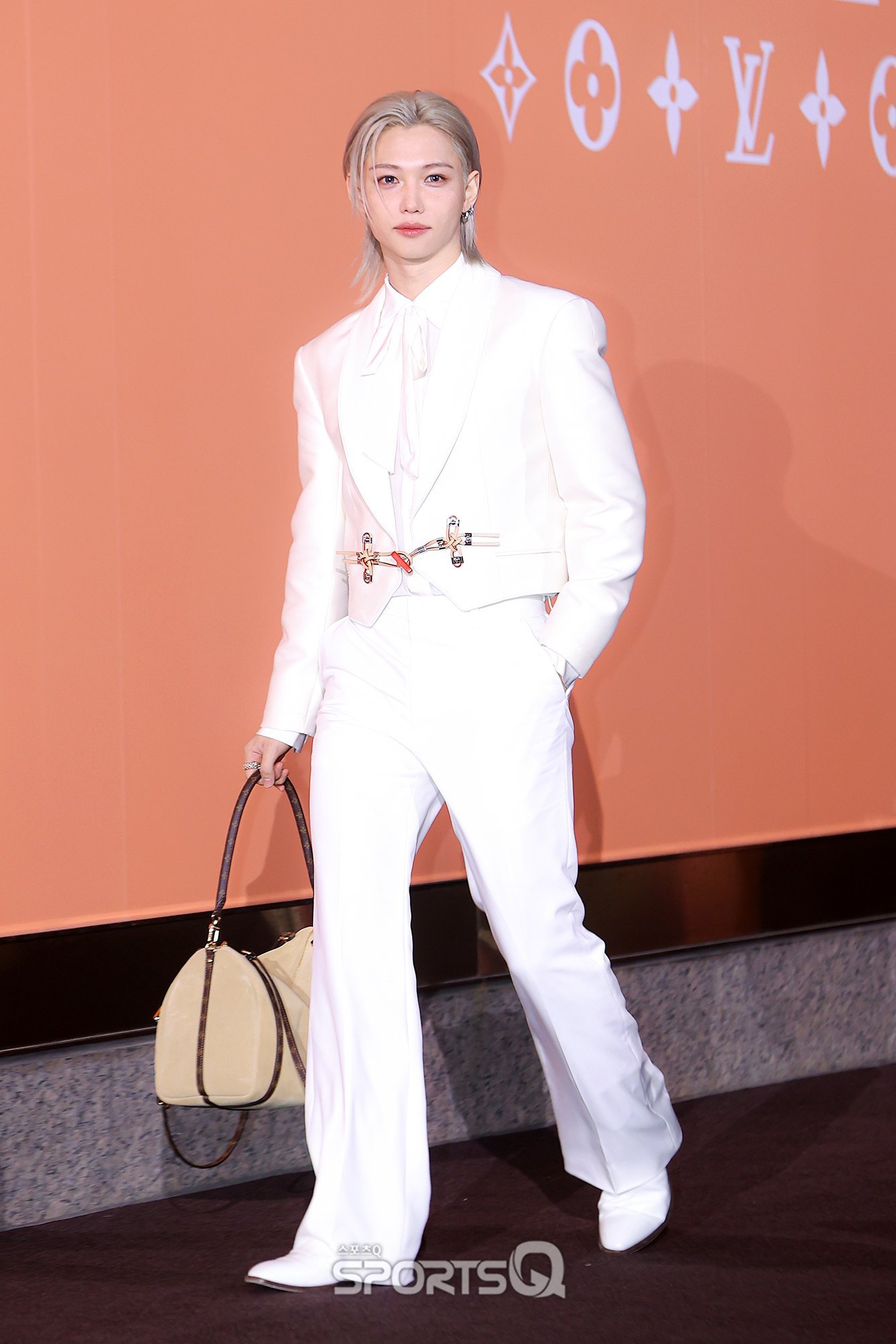 李龙馥 x Louis VuittonFelix身上的白色西装，腰部以LV lo