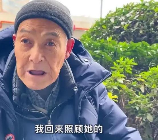 “滚回你的美国去！”2022年，一个行动不便的老人，坐着轮椅，搭乘美国航班不远万