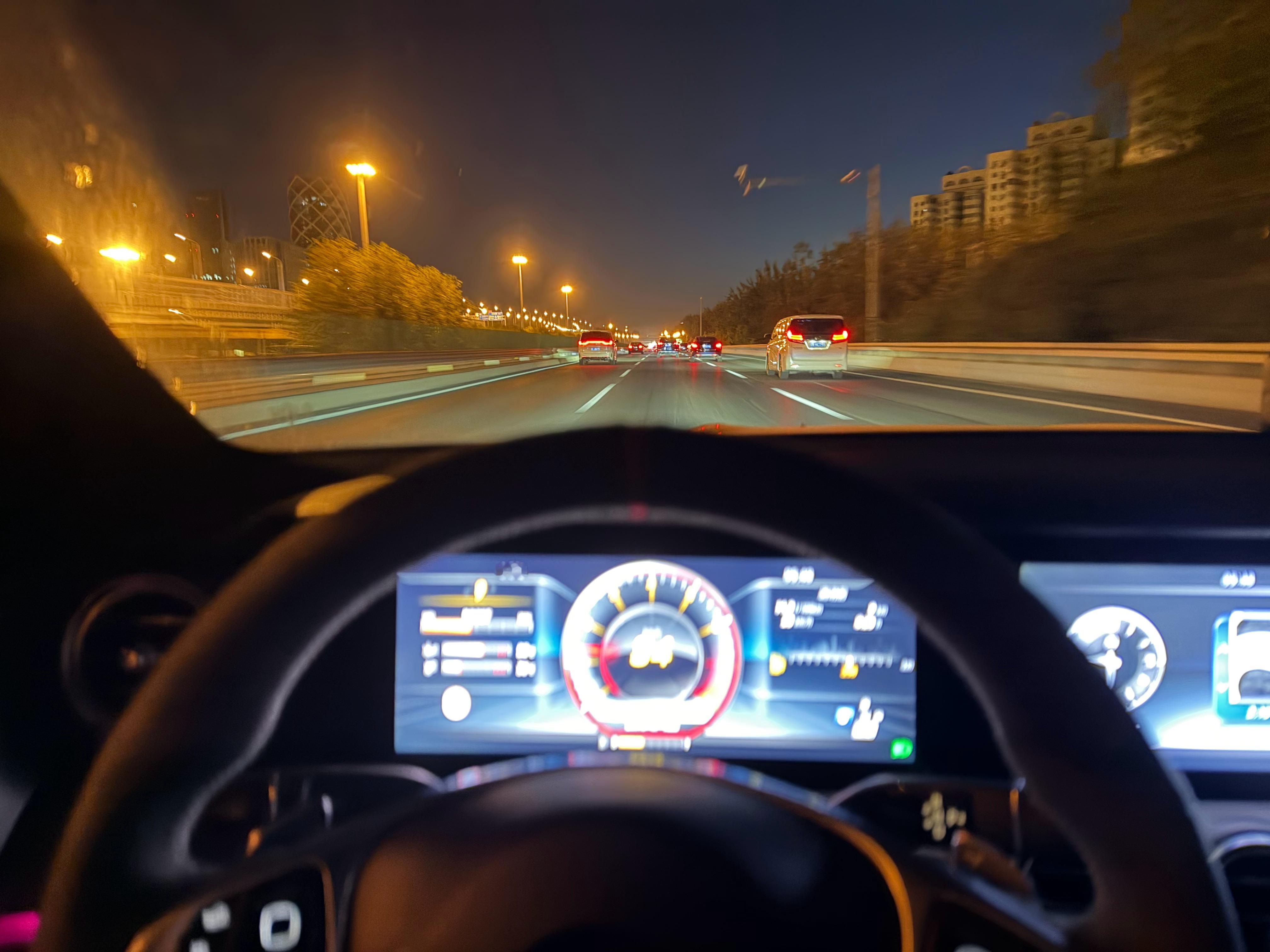 别人这点儿赶飞机是去挣钱而我[思考]去撒币… ​​​