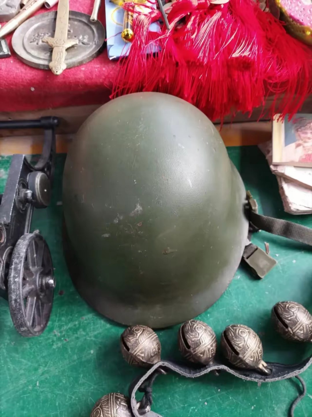 逛古玩市场时，看见一个钢盔，觉得挺好玩，掂了掂很重，老板说这是二战时期一位将军戴