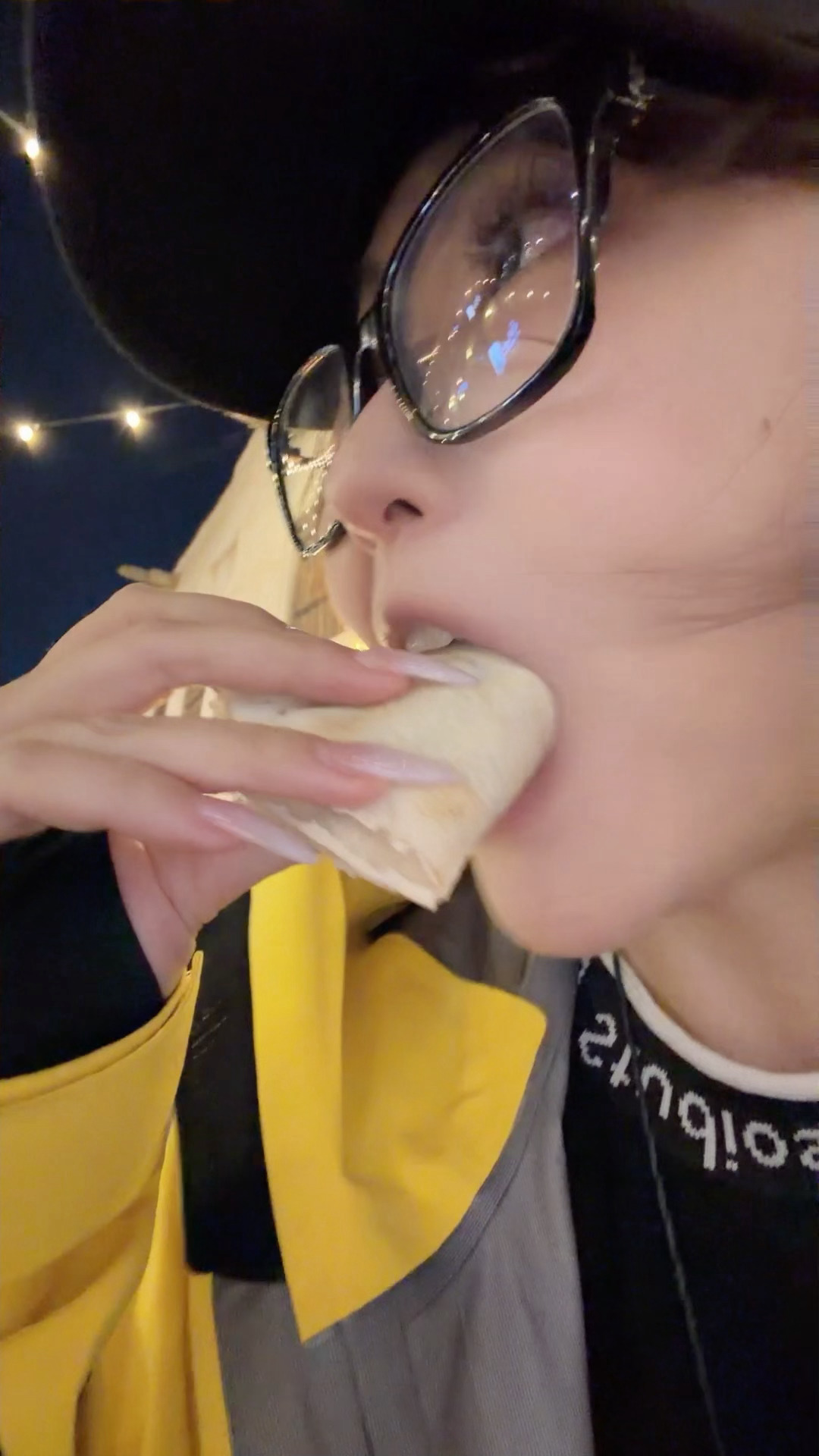 新年美甲在我心中，新年美甲的终极奥义！就是吃吃喝喝的时候，拍照显得手好看