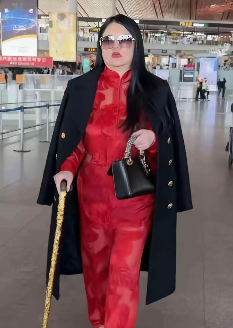 他蹲在工地角落啃馒头，手机里是女儿发来的视频：幼儿园表演，喊爸爸。
他没回，怕自