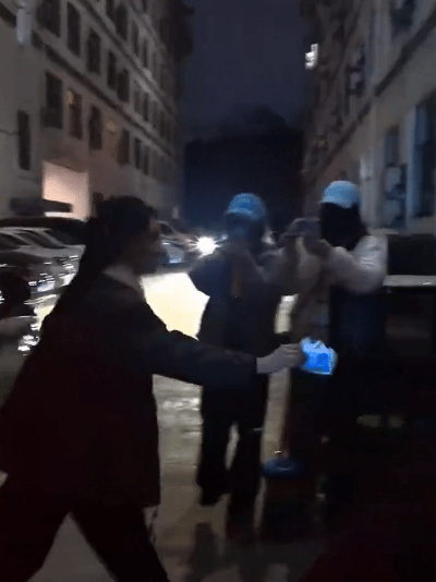 林允下车给哭了的粉丝递纸如果是我会爱林允一辈子 没有华丽的言语，只有实际的行动，