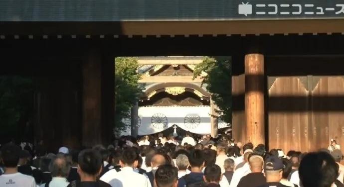 一千部照相馆的“仇恨教育”都比不上这一幕
今天靖国神社人潮涌动，首相石破茂向神社