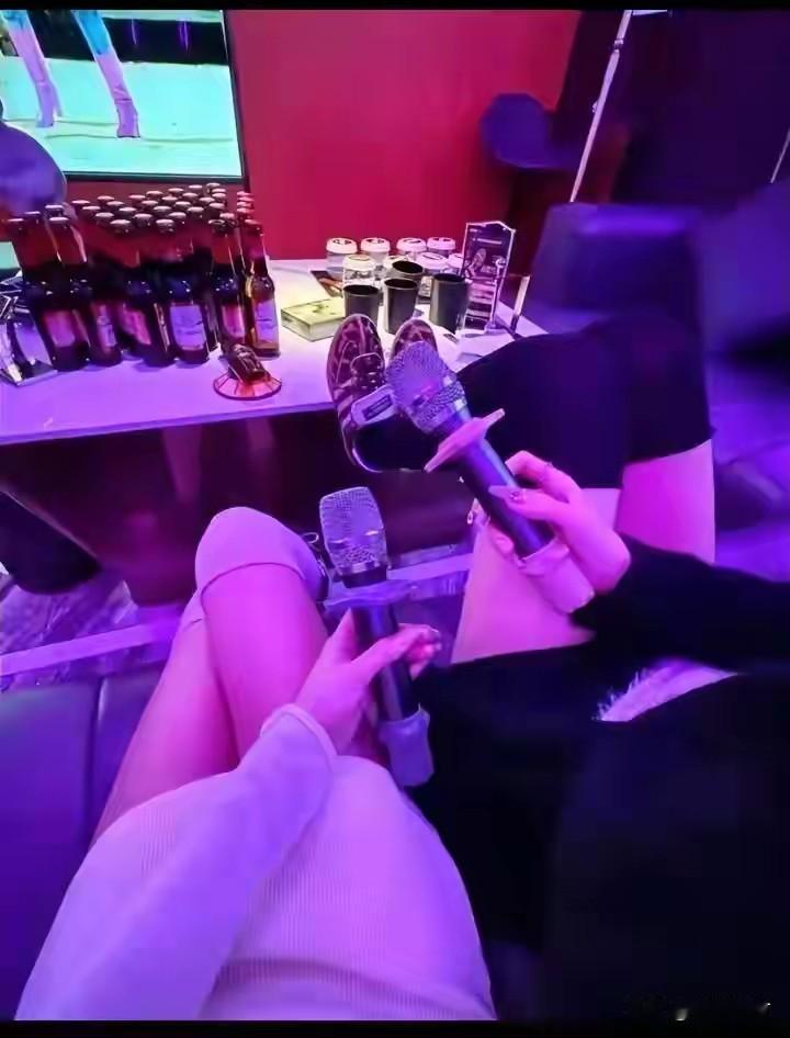 好心给13万帮陪酒女退学，转头发现她还在KTV上班？
 
男子张磊在KTV认识了