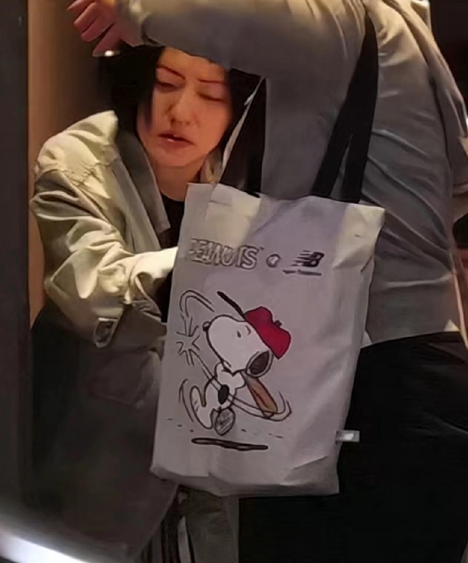 小S深夜买醉满脸痛楚，却没回家？

小S喝醉后被台媒拍到，为姐姐伤心这种话估计没