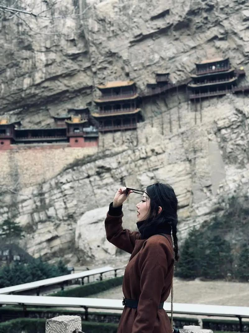 浪淘沙·北岳恒山
文/无冕诗人

1
恒岳入云端，
峻岭千般。
嶙峋怪石立危峦。